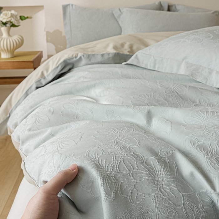 91家纺网 家纺一手货源 找家纺 禾时 2026春夏新品全棉立体浮雕提花双拼色四件套-繁花 北极兰-浅灰银