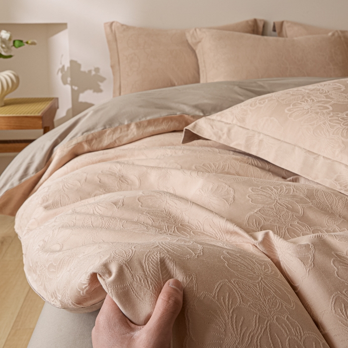 91家纺网 家纺一手货源 找家纺 禾时 2026春夏新品全棉立体浮雕提花双拼色四件套-繁花 裸粉-格调灰