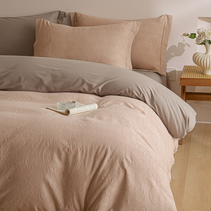 91家纺网 家纺一手货源 找家纺 禾时 2026春夏新品全棉立体浮雕提花双拼色四件套-繁花 裸粉-格调灰