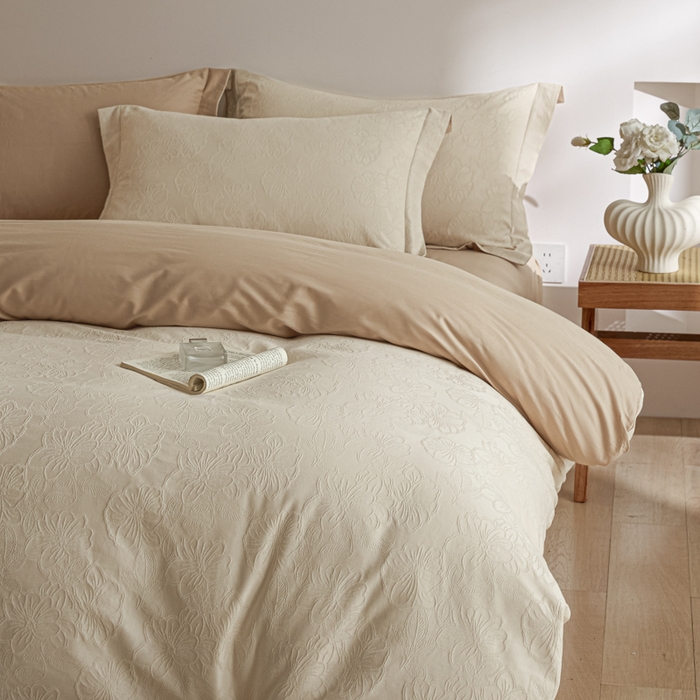 91家纺网 家纺一手货源 找家纺 禾时 2026春夏新品全棉立体浮雕提花双拼色四件套-繁花 乳白色-亚麻驼