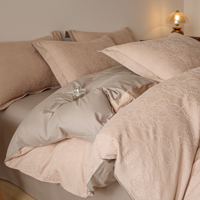 91家纺网 家纺一手货源 找家纺 禾时 2026春夏新品全棉立体浮雕提花双拼色四件套-繁花 裸粉-格调灰