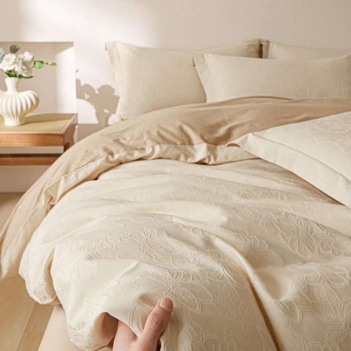 91家纺网 家纺一手货源 找家纺 禾时 2026春夏新品全棉立体浮雕提花双拼色四件套-繁花 乳白色-亚麻驼