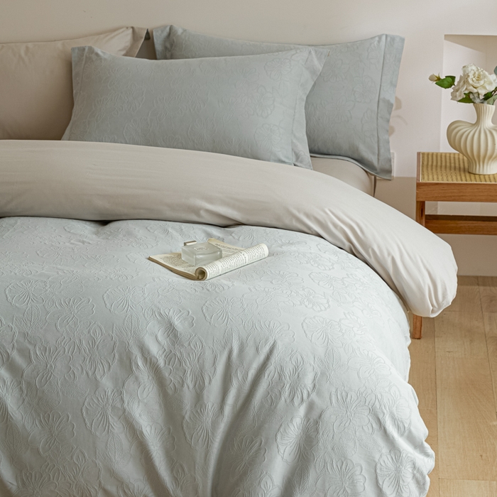 91家纺网 家纺一手货源 找家纺 禾时 2026春夏新品全棉立体浮雕提花双拼色四件套-繁花 北极兰-浅灰银