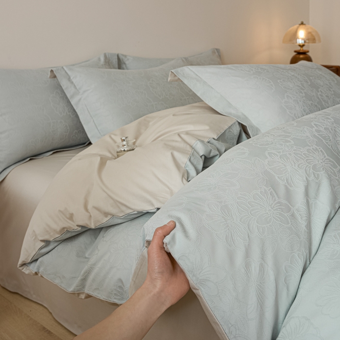 91家纺网 家纺一手货源 找家纺 禾时 2026春夏新品全棉立体浮雕提花双拼色四件套-繁花 北极兰-浅灰银