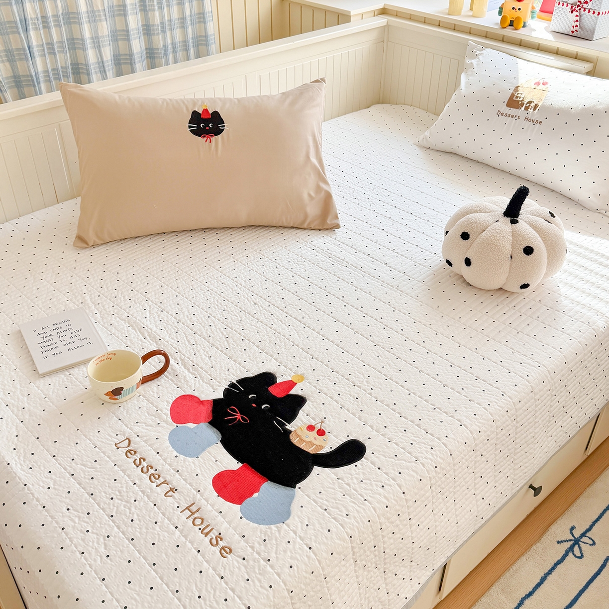 91家纺网 家纺一手货源 找家纺 吾欢心 2026新款水洗棉可爱卡通贴布绣花床盖单品床盖单件三件套 搞怪猫咪