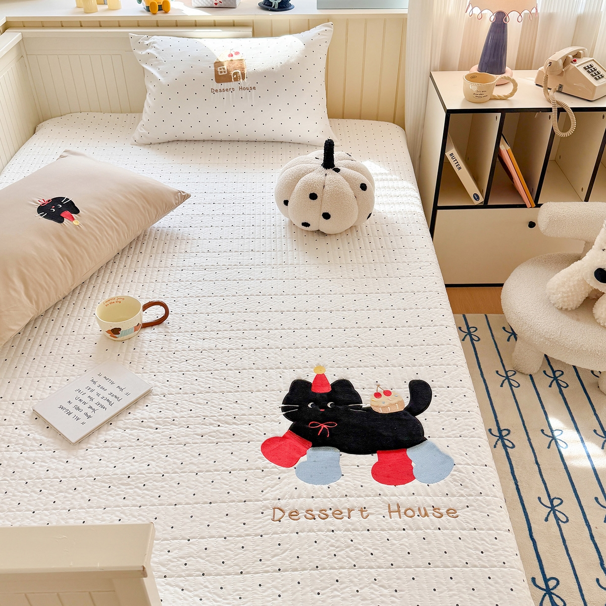 91家纺网 家纺一手货源 找家纺 吾欢心 2026新款水洗棉可爱卡通贴布绣花床盖单品床盖单件三件套 搞怪猫咪