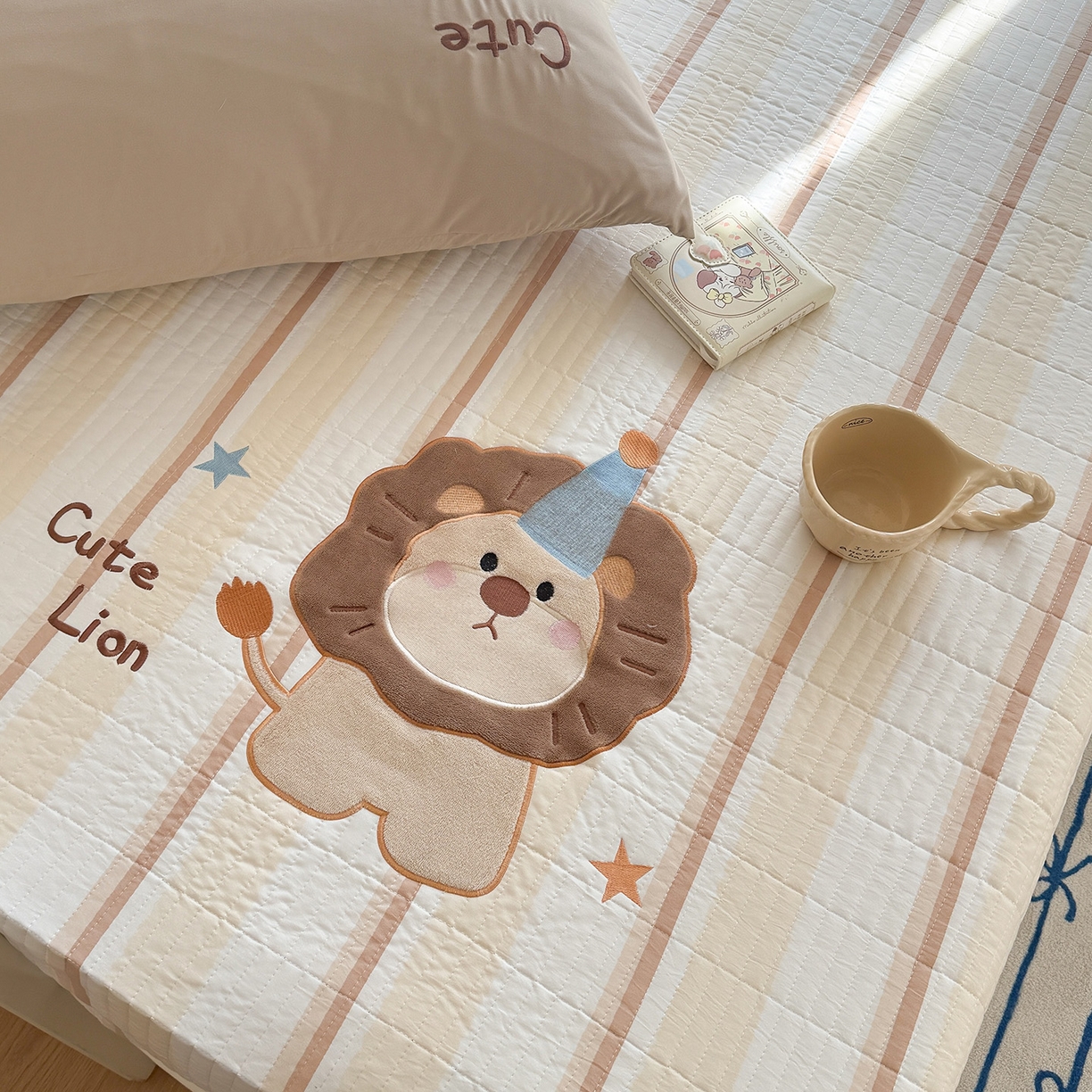 91家纺网 家纺一手货源 找家纺 吾欢心 2026新款水洗棉可爱卡通贴布绣花床盖单品床盖单件三件套 小狮子