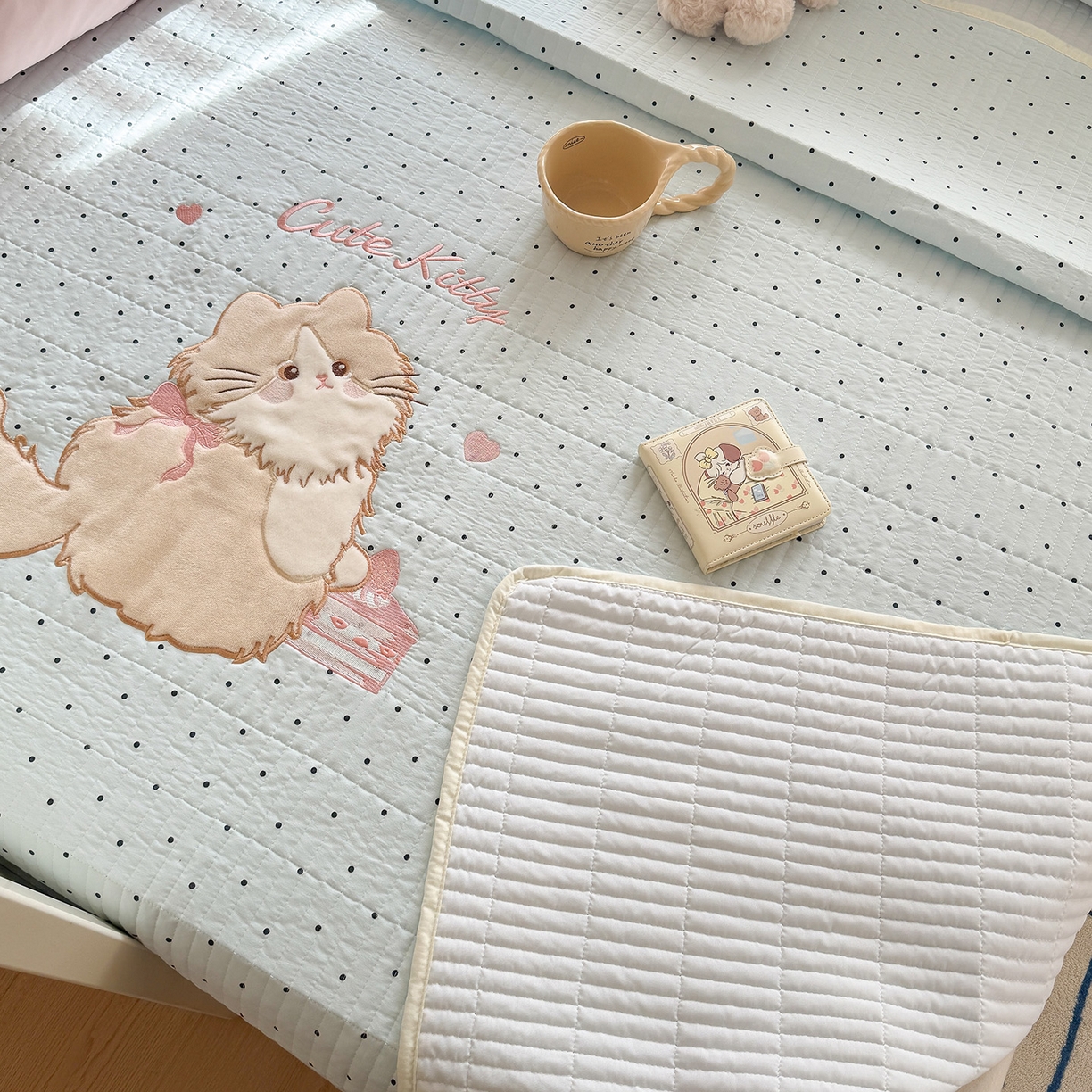 91家纺网 家纺一手货源 找家纺 吾欢心 2026新款水洗棉可爱卡通贴布绣花床盖单品床盖单件三件套 蛋糕猫酱