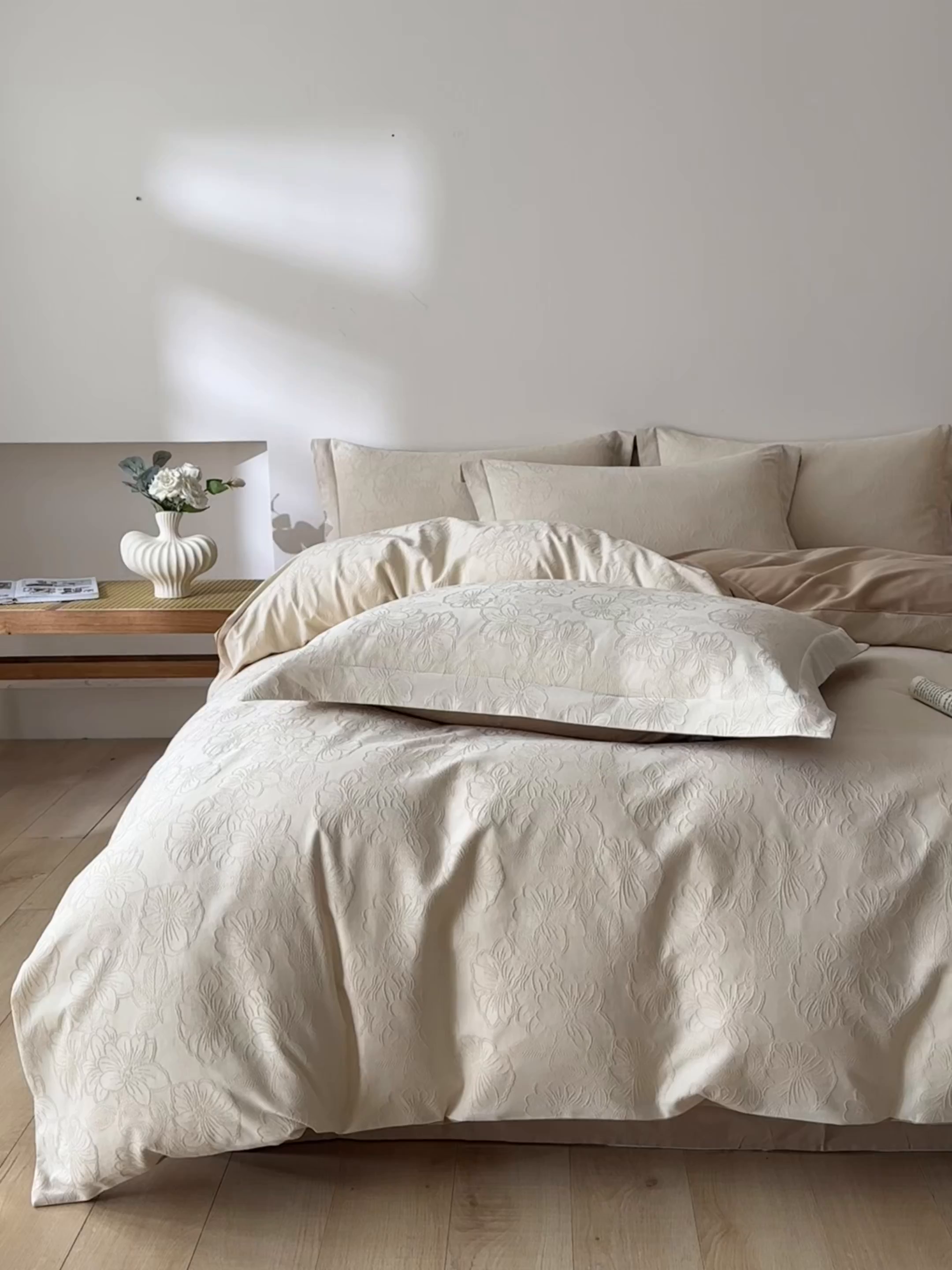 91家纺网 家纺一手货源 找家纺 禾时 2026春夏新品全棉立体浮雕提花双拼色四件套-繁花 乳白色-亚麻驼