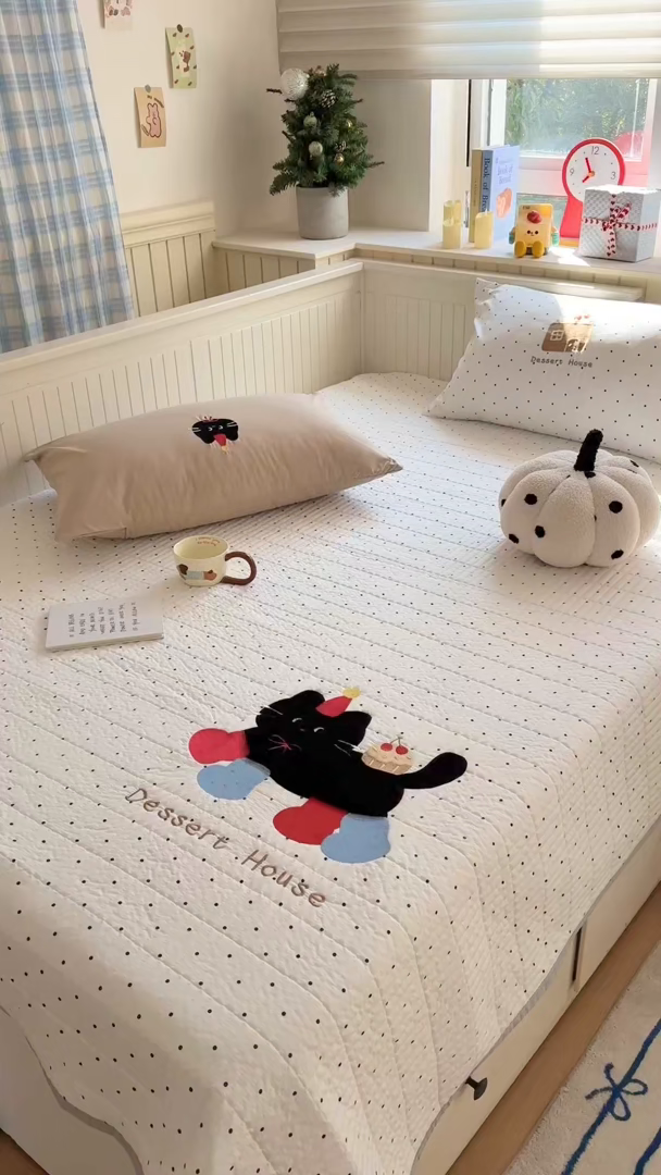 91家纺网 家纺一手货源 找家纺 吾欢心 2026新款水洗棉可爱卡通贴布绣花床盖单品床盖单件三件套 搞怪猫咪