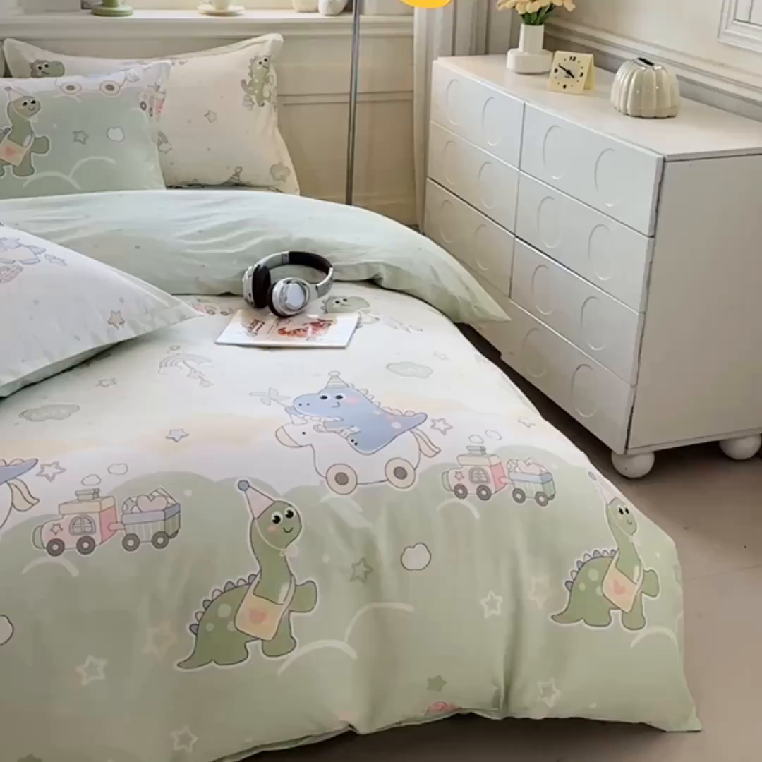 91家纺网 家纺一手货源 找家纺 佑金甜 2026新款精梳全棉印花单被套 恐龙派对