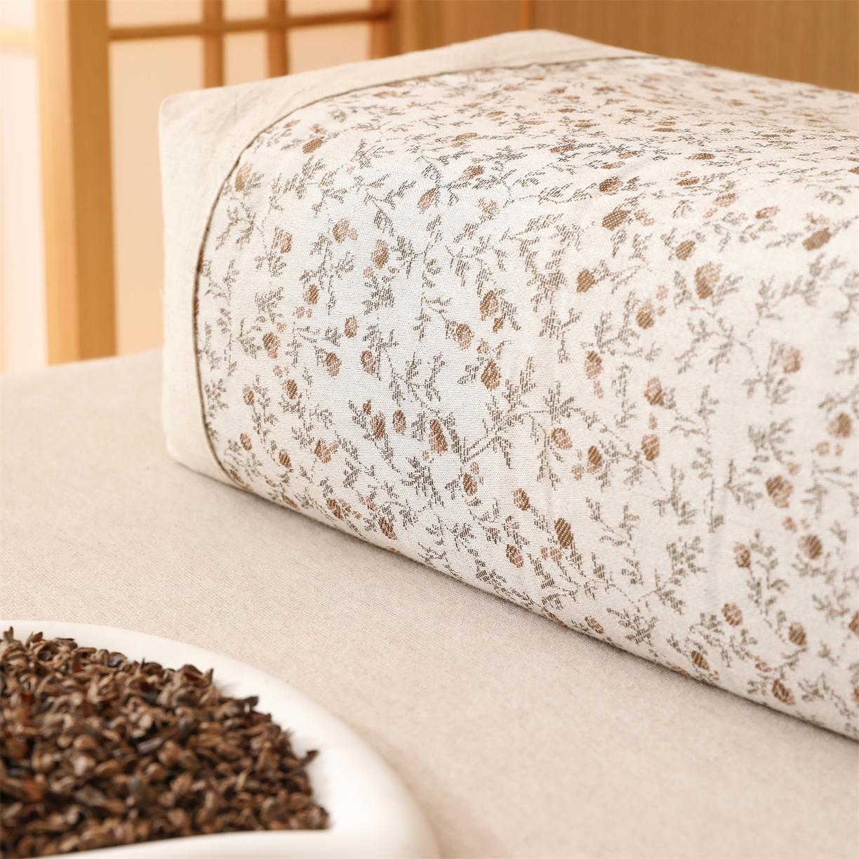 91家纺网 家纺一手货源 找家纺 芯洲 2026新款古典宫廷荞麦枕棉麻款可调节高度绑带款荞麦助眠枕头枕芯 春遇-米咖