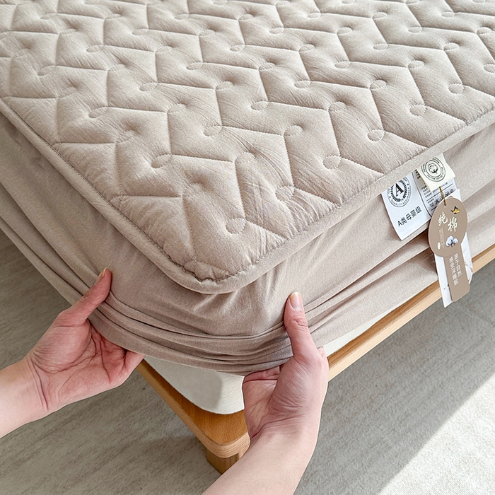 91家纺网 家纺一手货源 找家纺 犇牛仓储供应链 2026新款全棉色织水洗棉夹棉床笠床垫【可定制】 纯色素雅-卡其色