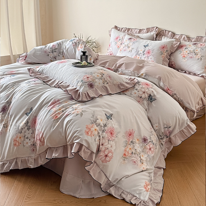 91家纺网 家纺一手货源 找家纺 格里芬家纺 2026新款全棉精梳棉韩系花边款印花四件套 蝶美花香-白