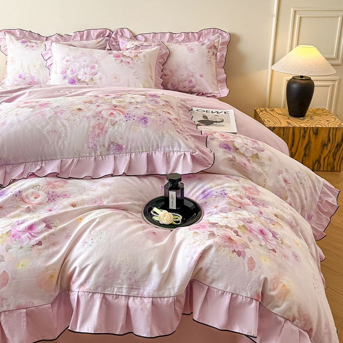 91家纺网 家纺一手货源 找家纺 格里芬家纺 2026新款全棉精梳棉韩系花边款印花四件套 花间漫步-粉