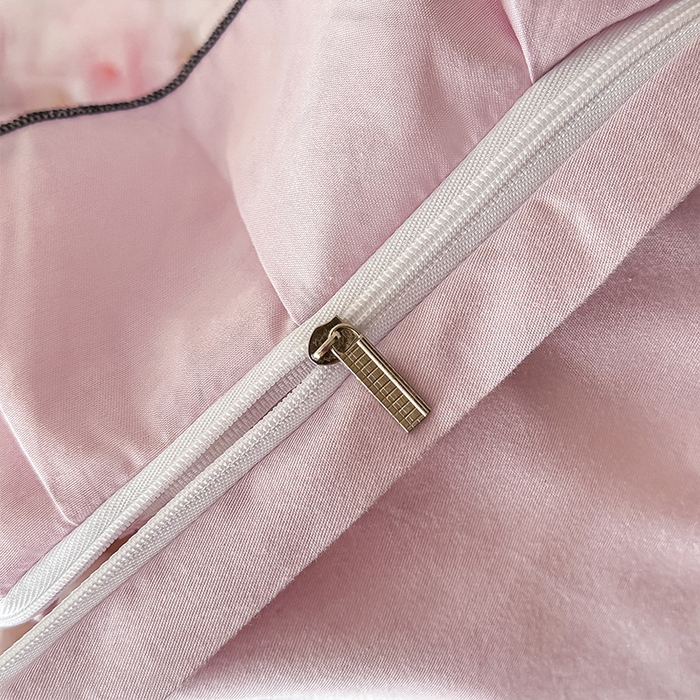 91家纺网 家纺一手货源 找家纺 格里芬家纺 2026新款全棉精梳棉韩系花边款印花四件套 花间漫步-粉