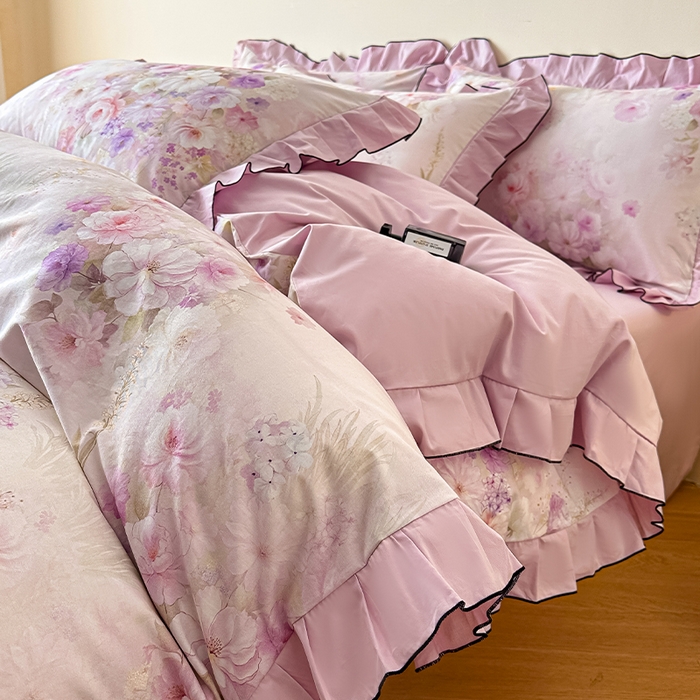 91家纺网 家纺一手货源 找家纺 格里芬家纺 2026新款全棉精梳棉韩系花边款印花四件套 花间漫步-粉