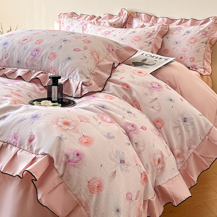 91家纺网 家纺一手货源 找家纺 格里芬家纺 2026新款全棉精梳棉韩系花边款印花四件套 清岚-粉紫