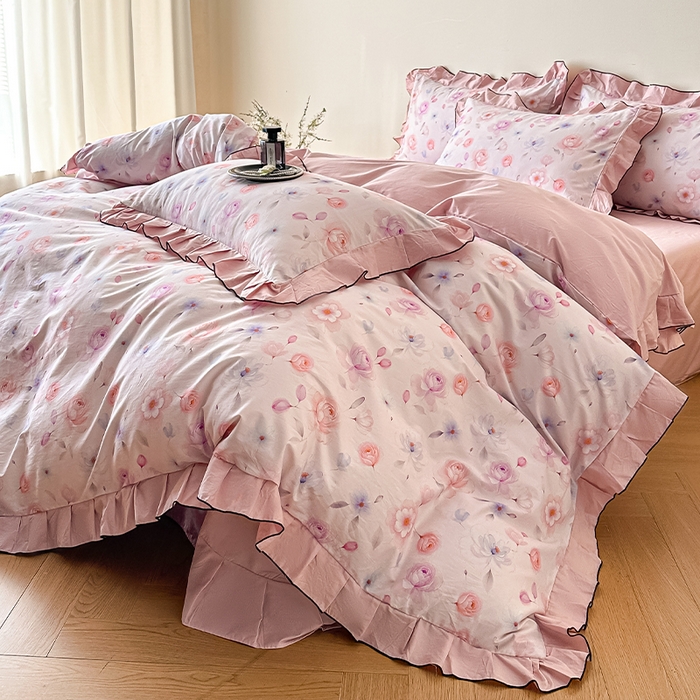 91家纺网 家纺一手货源 找家纺 格里芬家纺 2026新款全棉精梳棉韩系花边款印花四件套 清岚-粉紫