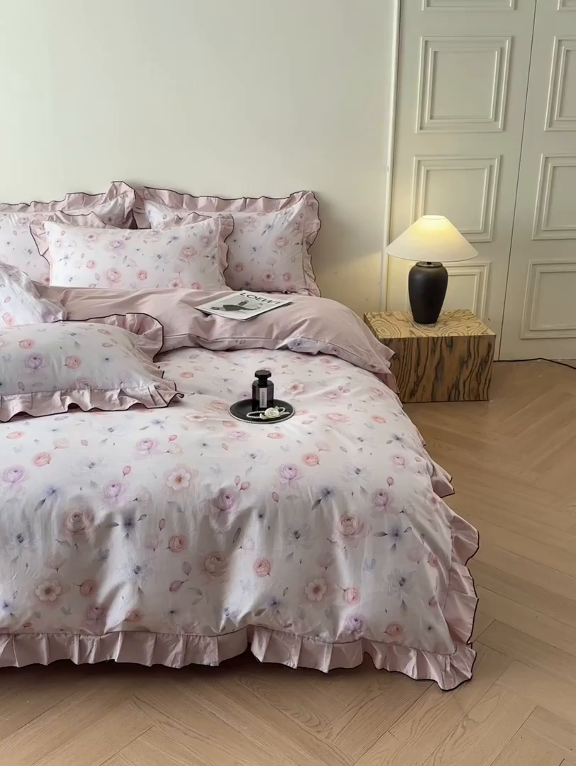 91家纺网 家纺一手货源 找家纺 格里芬家纺 2026新款全棉精梳棉韩系花边款印花四件套 清岚-粉紫