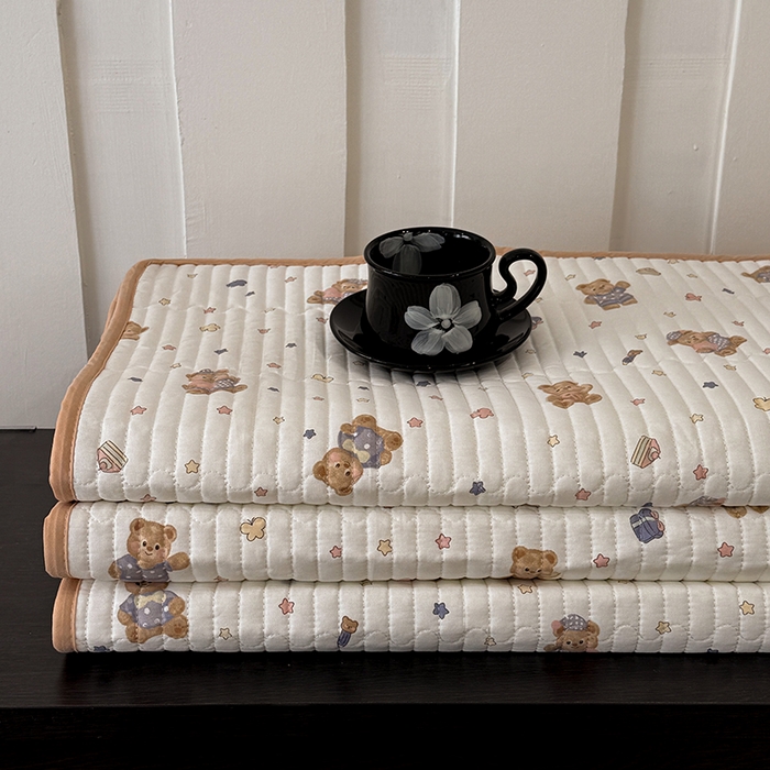 91家纺网 家纺一手货源 找家纺 （总）美达家纺 2026新款密道款夹棉全棉防滑床盖