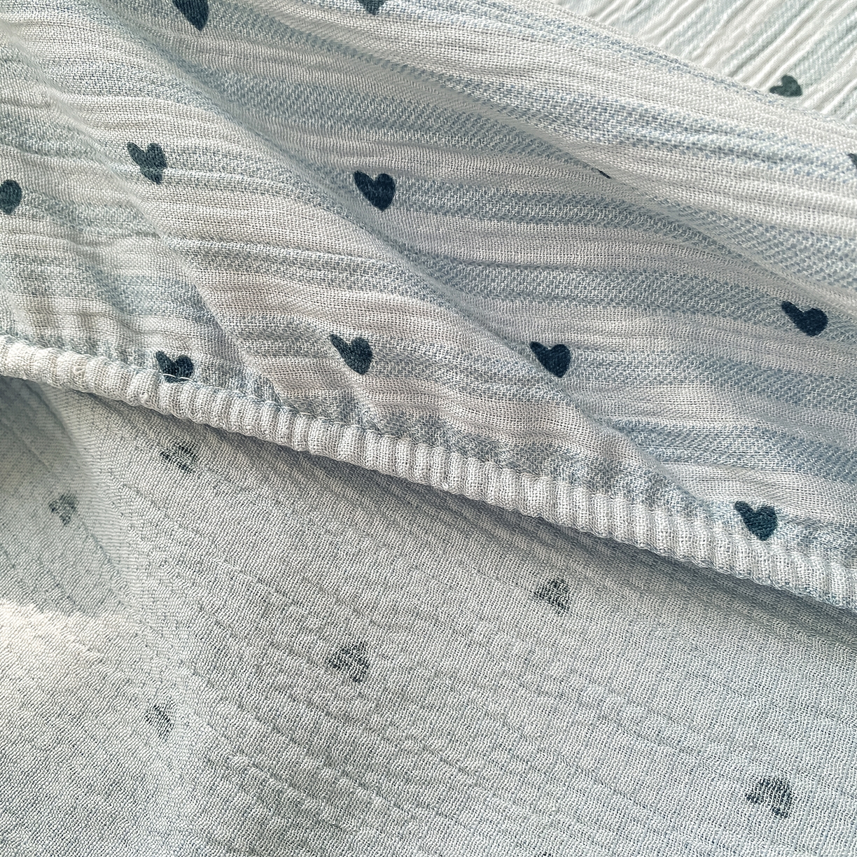 91家纺网 家纺一手货源 找家纺 眠势力 2026新款皱皱三层纱床笠三件套云朵床罩单件床垫保护套四季款 爱心雨【三层皱皱纱床笠】