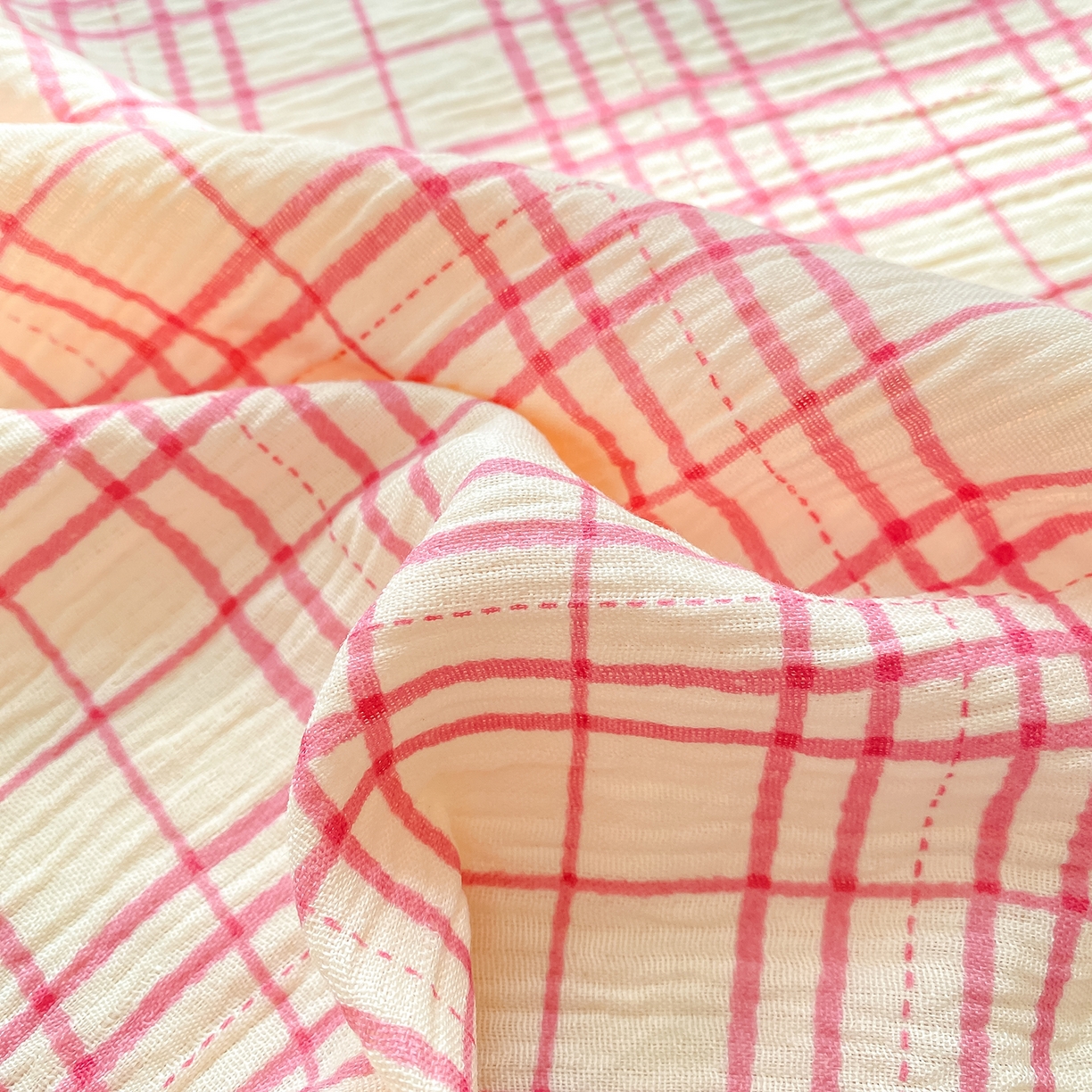 91家纺网 家纺一手货源 找家纺 眠势力 2026新款皱皱三层纱床笠三件套云朵床罩单件床垫保护套四季款 粉小格【三层皱皱纱床笠】