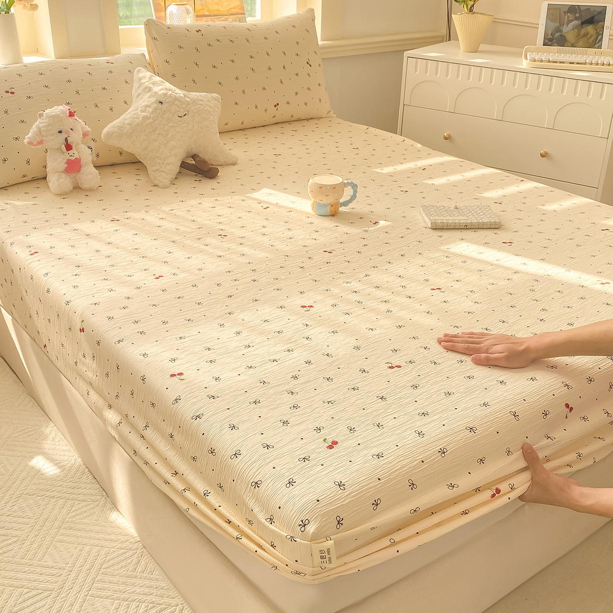 91家纺网 家纺一手货源 找家纺 眠势力 2026新款皱皱三层纱床笠三件套云朵床罩单件床垫保护套四季款 樱桃蝴蝶结【三层皱皱纱床笠】