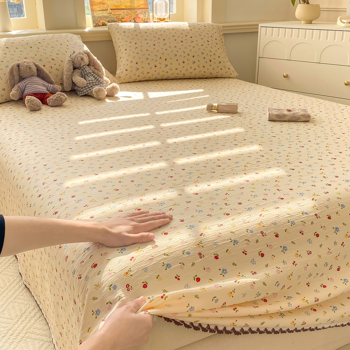 91家纺网 家纺一手货源 找家纺 眠势力 2026新款皱皱三层纱床单三件套云朵学生宿舍床单花边款四季通用 点点小花【三层皱皱纱花边床单】