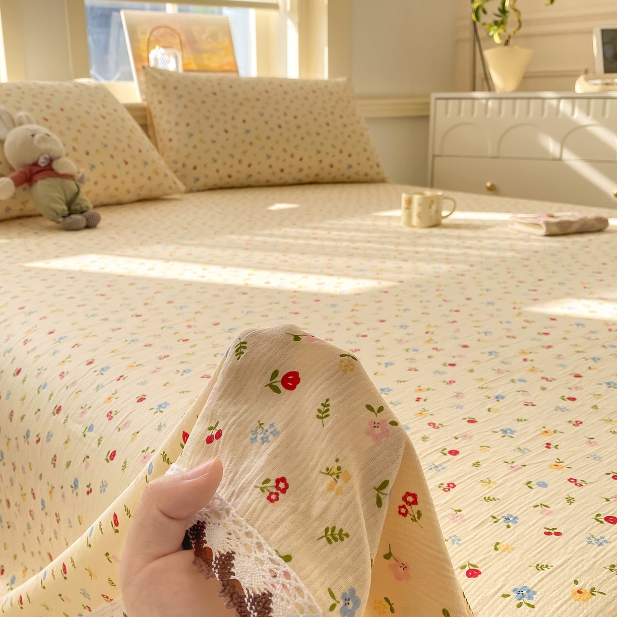 91家纺网 家纺一手货源 找家纺 眠势力 2026新款皱皱三层纱床单三件套云朵学生宿舍床单花边款四季通用 点点小花【三层皱皱纱花边床单】