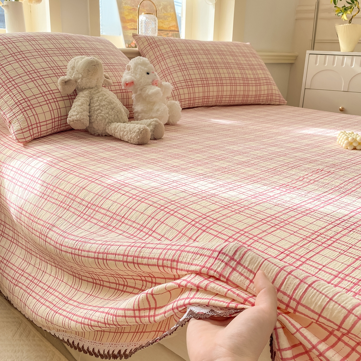 91家纺网 家纺一手货源 找家纺 眠势力 2026新款皱皱三层纱床单三件套云朵学生宿舍床单花边款四季通用 粉小格【三层皱皱纱花边床单】