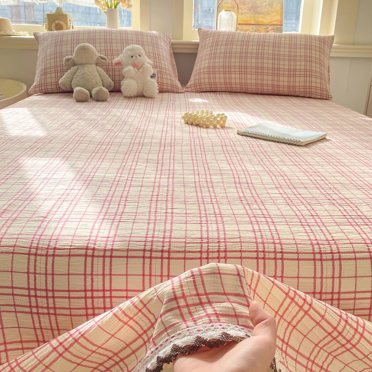 91家纺网 家纺一手货源 找家纺 眠势力 2026新款皱皱三层纱床单三件套云朵学生宿舍床单花边款四季通用 粉小格【三层皱皱纱花边床单】