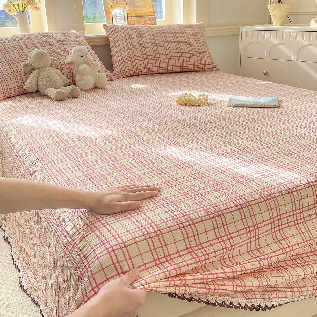 91家纺网 家纺一手货源 找家纺 眠势力 2026新款皱皱三层纱床单三件套云朵学生宿舍床单花边款四季通用 粉小格【三层皱皱纱花边床单】