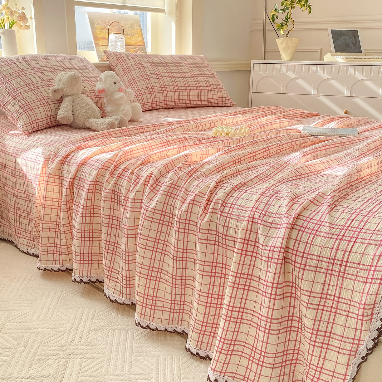 91家纺网 家纺一手货源 找家纺 眠势力 2026新款皱皱三层纱床单三件套云朵学生宿舍床单花边款四季通用 粉小格【三层皱皱纱花边床单】