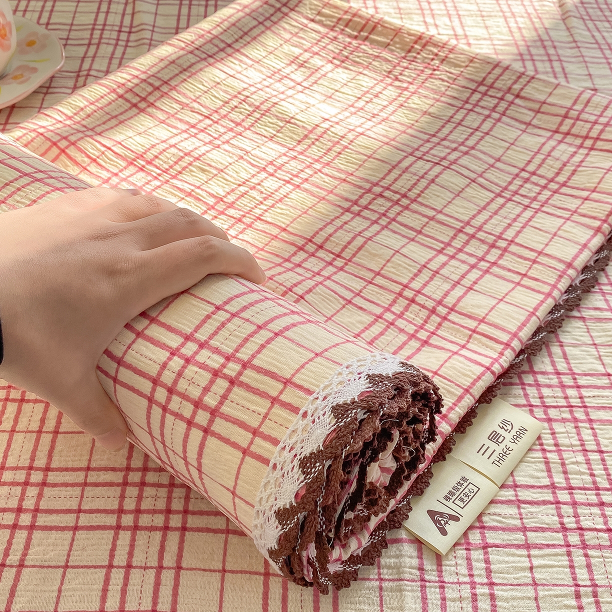 91家纺网 家纺一手货源 找家纺 眠势力 2026新款皱皱三层纱床单三件套云朵学生宿舍床单花边款四季通用 粉小格【三层皱皱纱花边床单】