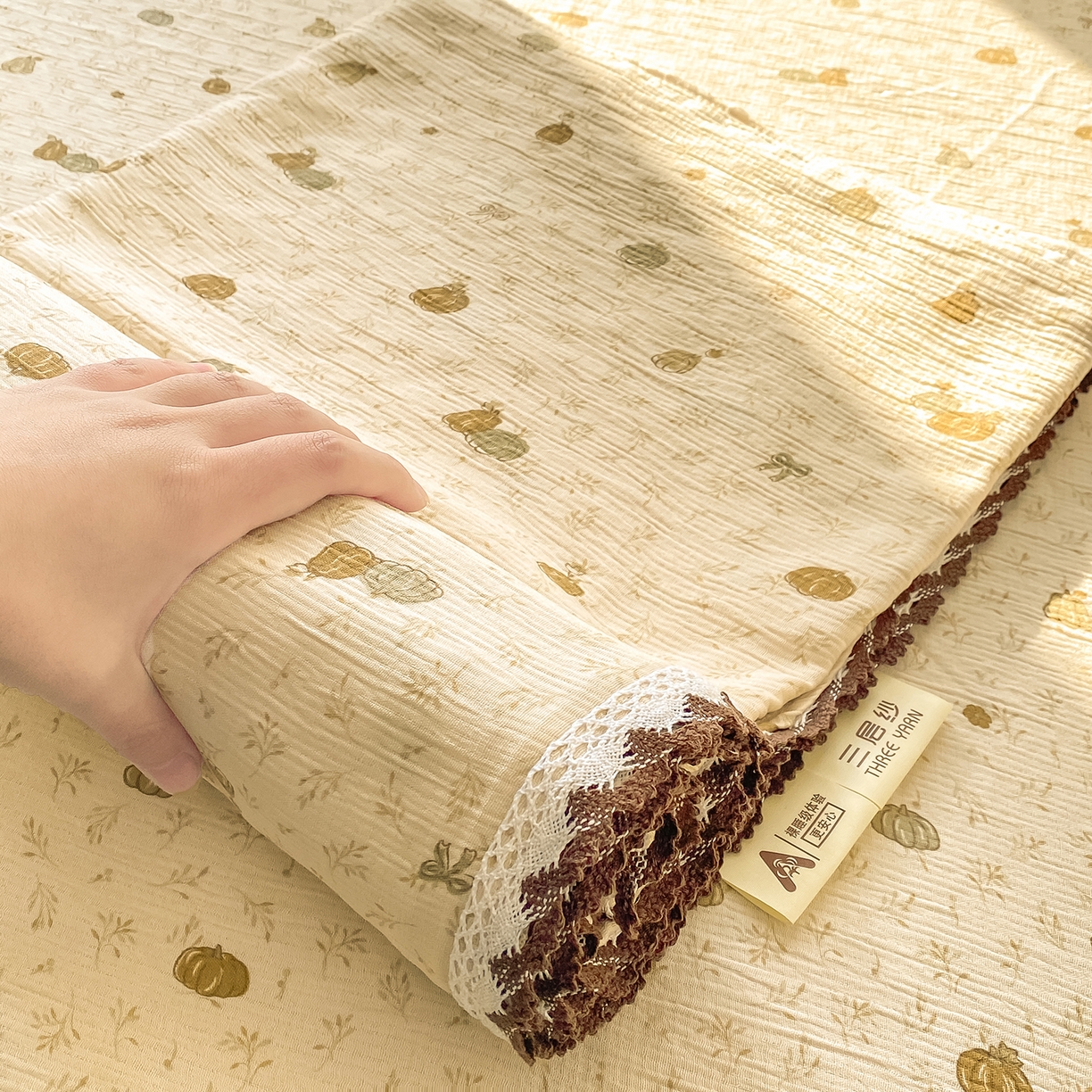 91家纺网 家纺一手货源 找家纺 眠势力 2026新款皱皱三层纱床单三件套云朵学生宿舍床单花边款四季通用 南瓜派【三层皱皱纱花边床单】