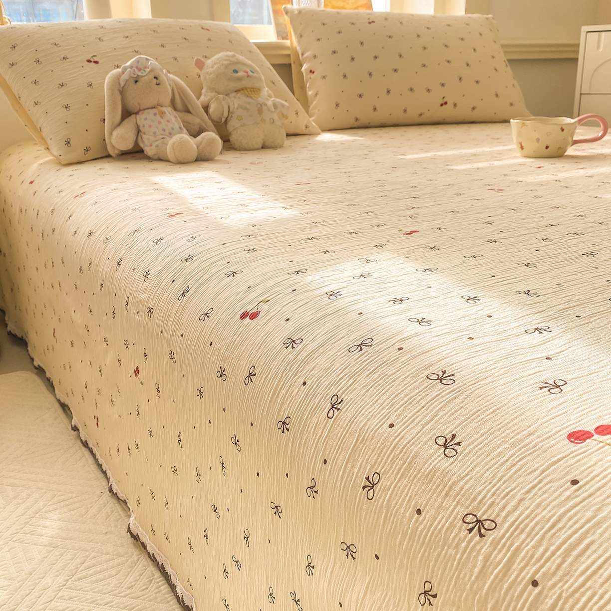 91家纺网 家纺一手货源 找家纺 眠势力 2026新款皱皱三层纱床单三件套云朵学生宿舍床单花边款四季通用 樱桃蝴蝶结【三层皱皱纱花边床单】