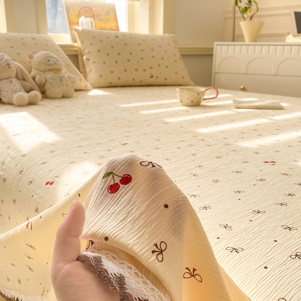 91家纺网 家纺一手货源 找家纺 眠势力 2026新款皱皱三层纱床单三件套云朵学生宿舍床单花边款四季通用 樱桃蝴蝶结【三层皱皱纱花边床单】