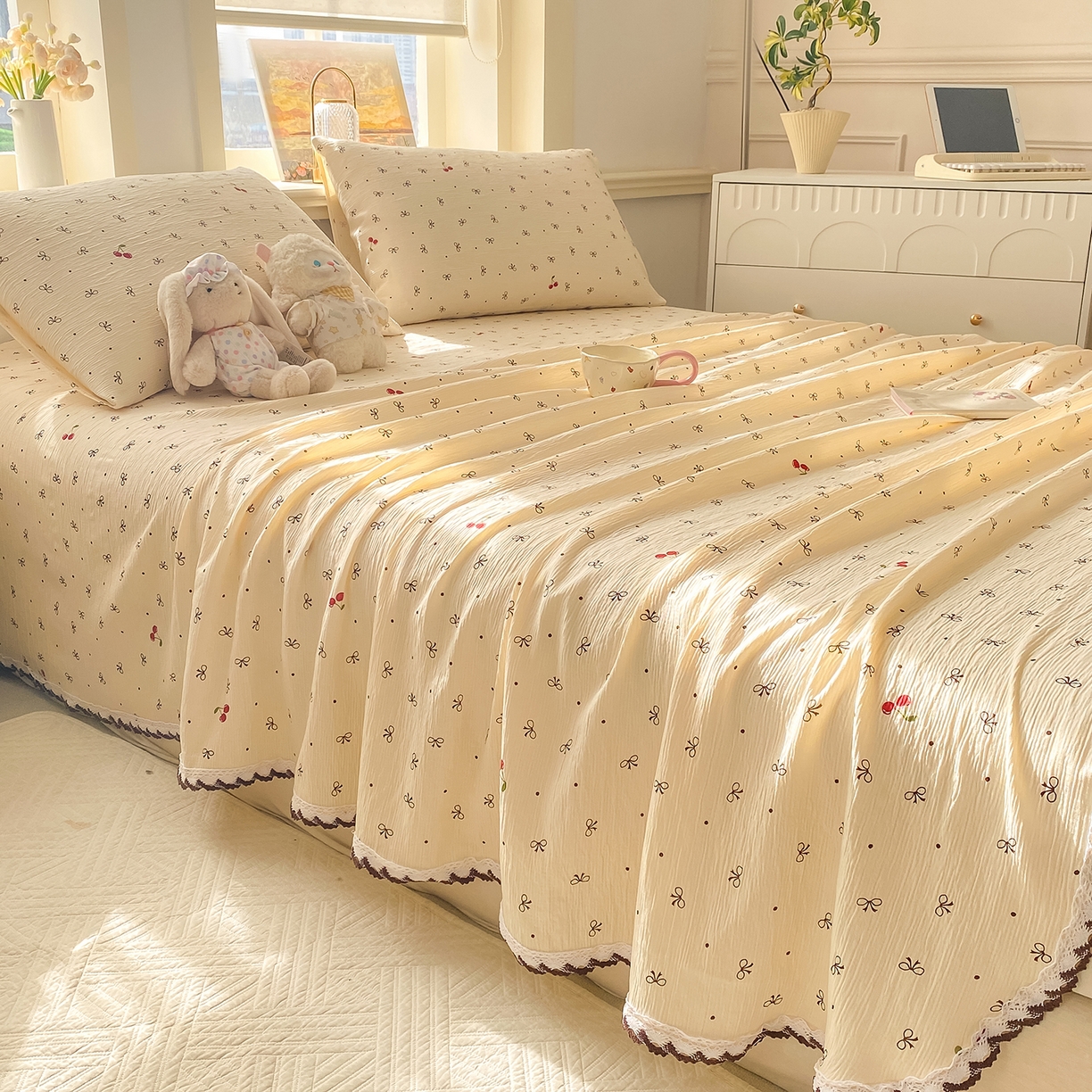 91家纺网 家纺一手货源 找家纺 眠势力 2026新款皱皱三层纱床单三件套云朵学生宿舍床单花边款四季通用 樱桃蝴蝶结【三层皱皱纱花边床单】