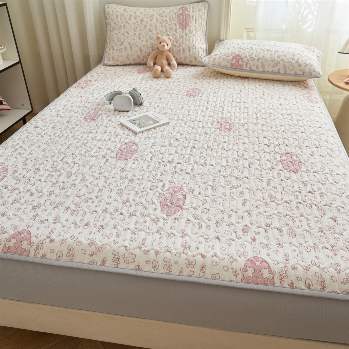 91家纺网 家纺一手货源 找家纺 恒爱家纺 2026新款A类凉感丝夏被床笠系列三件套四件套 笔译兔兔