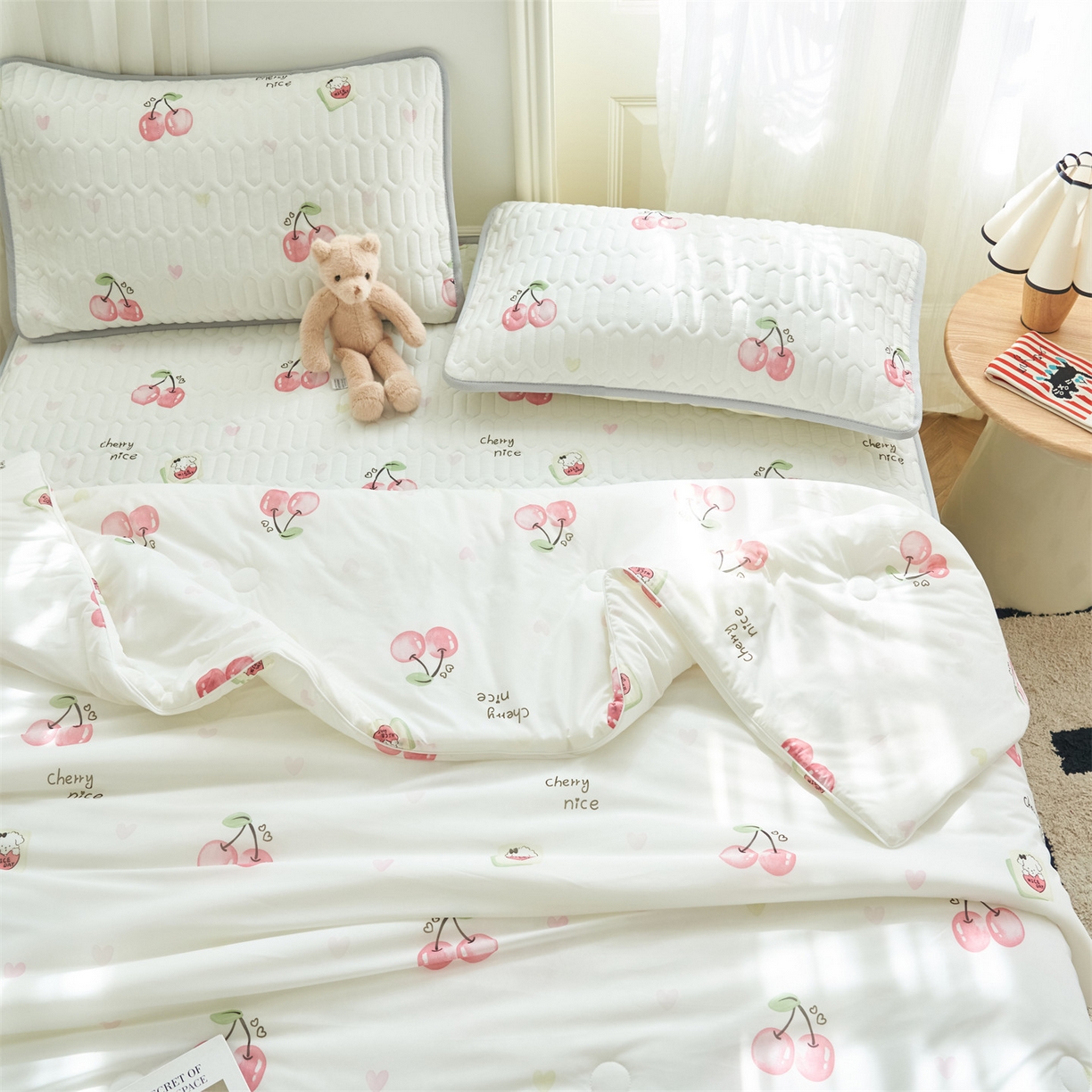 91家纺网 家纺一手货源 找家纺 恒爱家纺 2026新款A类凉感丝夏被床笠系列三件套四件套 大樱桃