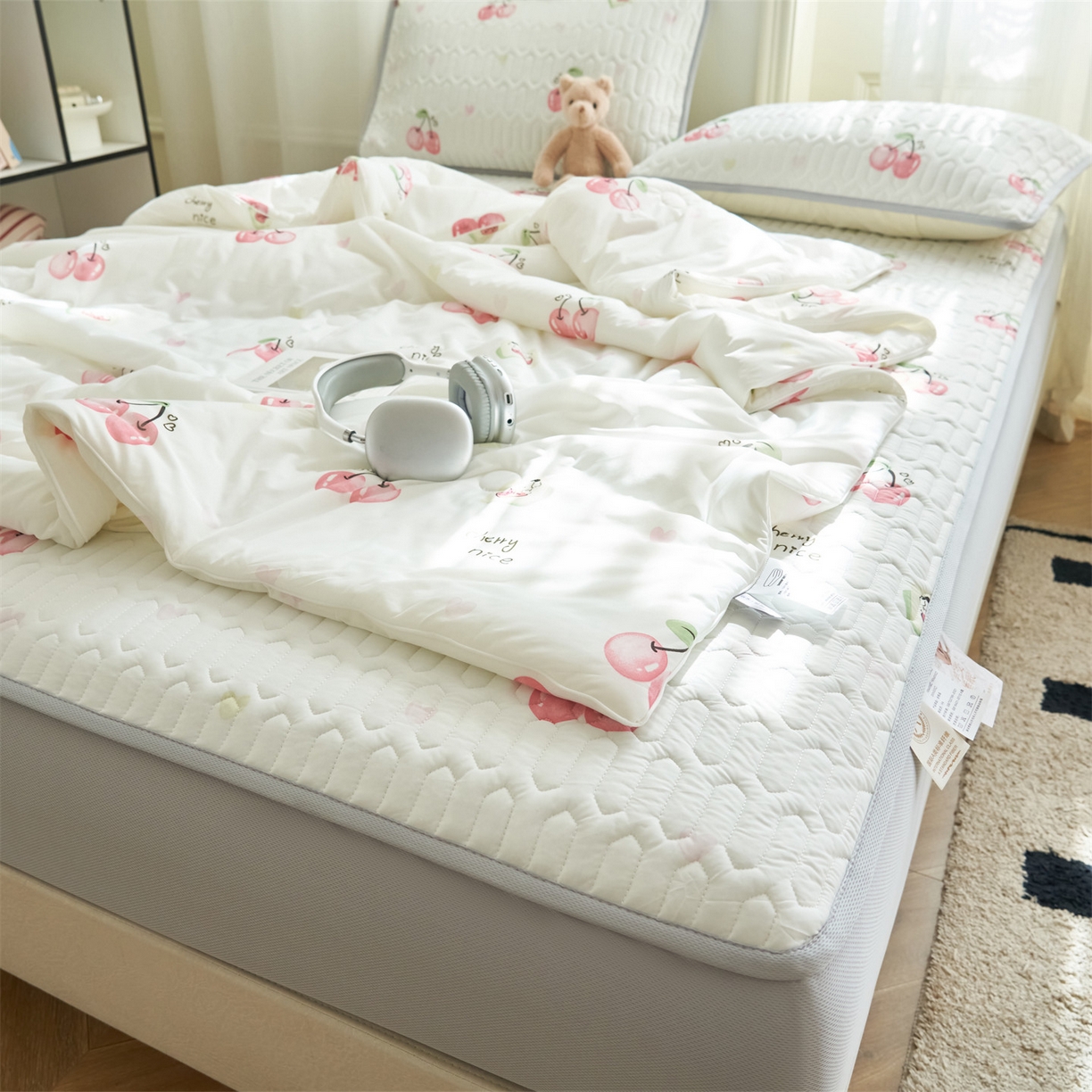 91家纺网 家纺一手货源 找家纺 恒爱家纺 2026新款A类凉感丝夏被床笠系列三件套四件套 大樱桃