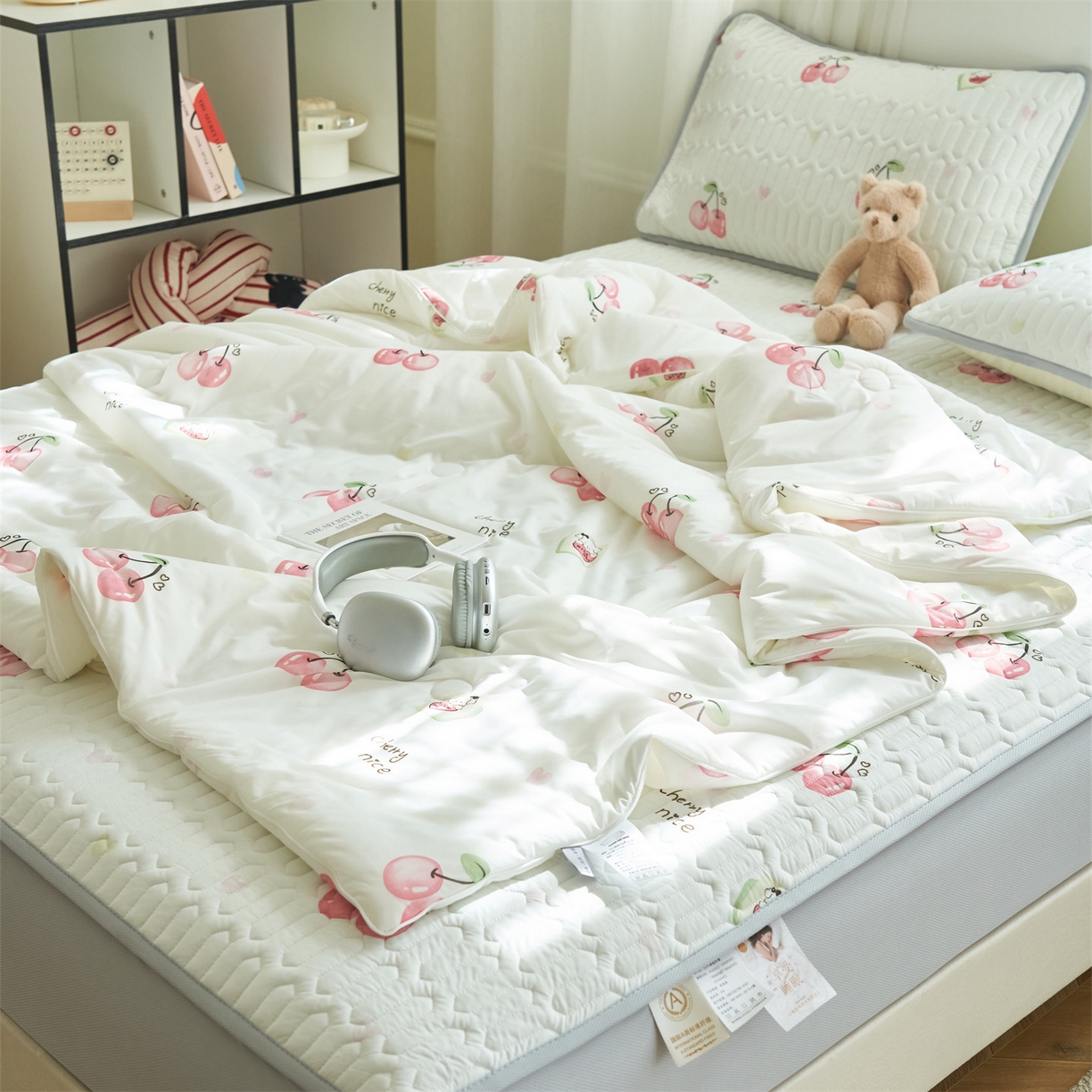 91家纺网 家纺一手货源 找家纺 恒爱家纺 2026新款A类凉感丝夏被床笠系列三件套四件套 大樱桃