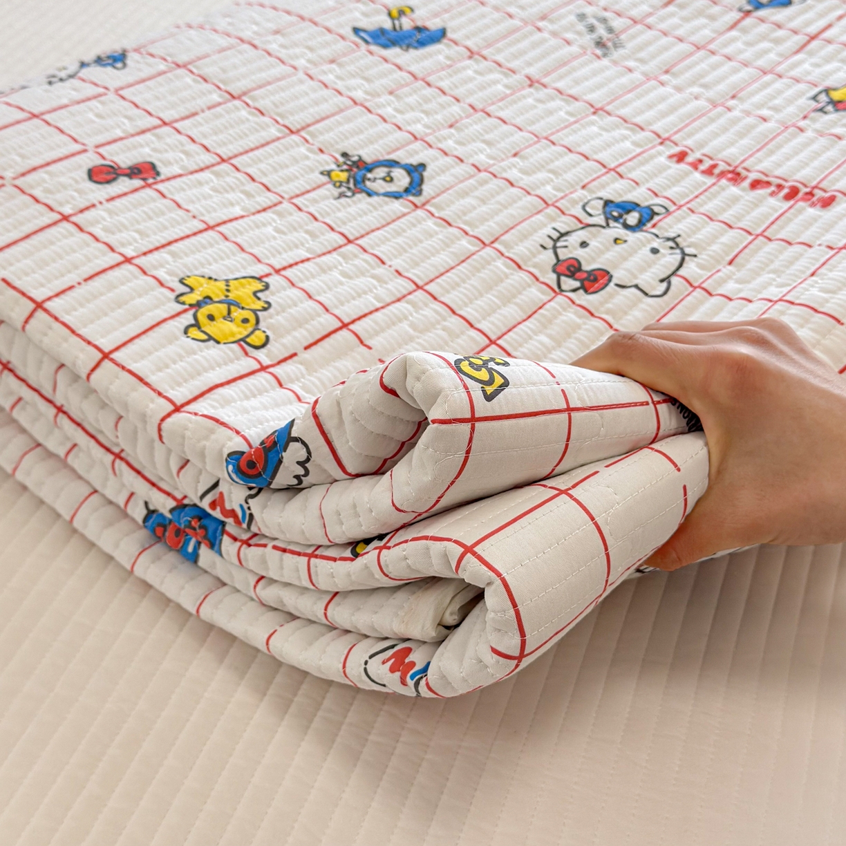 91家纺网 家纺一手货源 找家纺 妮可 2026新款Sanrio三丽鸥正版授权A类全棉夹棉多功能床垫-床盖 红格KT