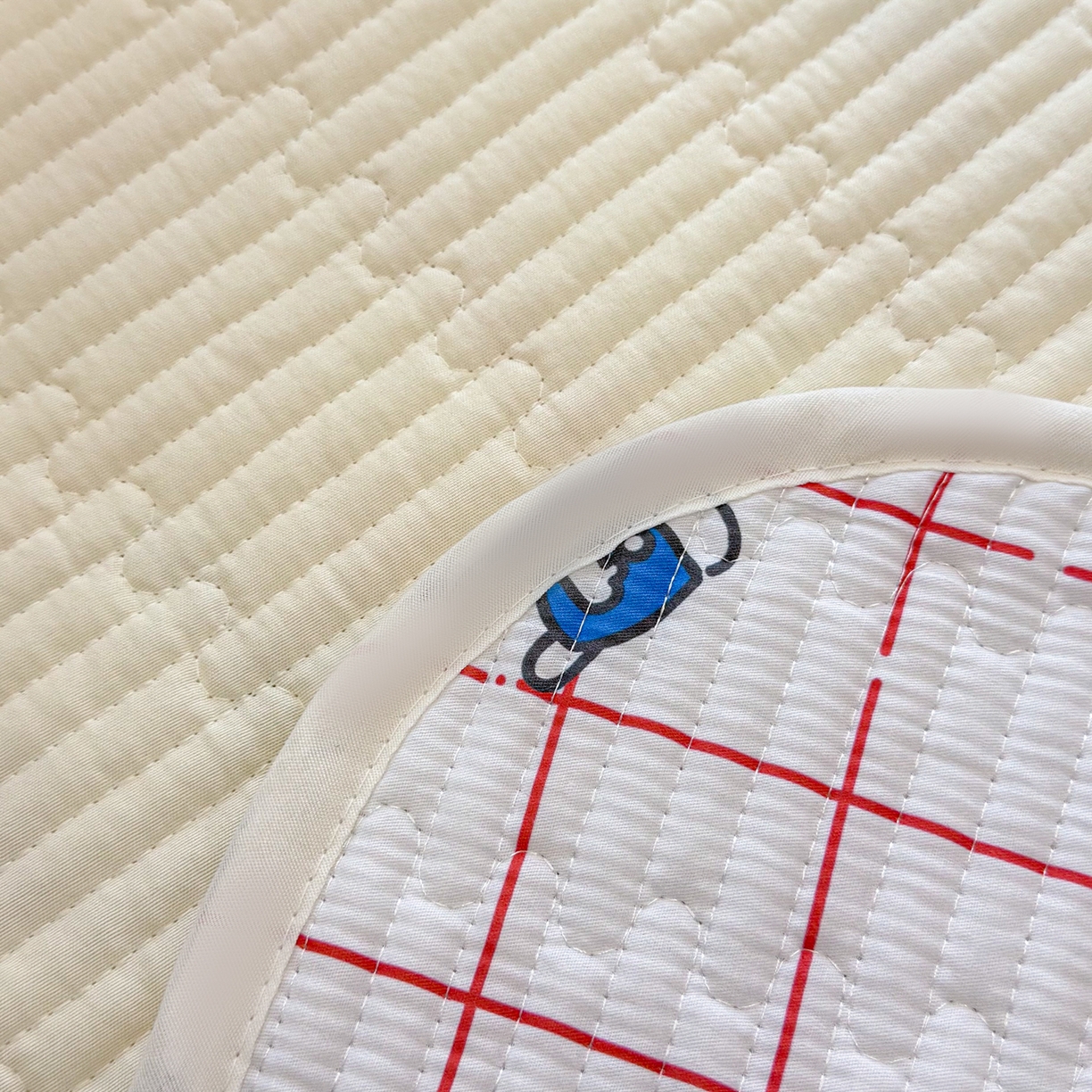 91家纺网 家纺一手货源 找家纺 妮可 2026新款Sanrio三丽鸥正版授权A类全棉夹棉多功能床垫-床盖 红格KT