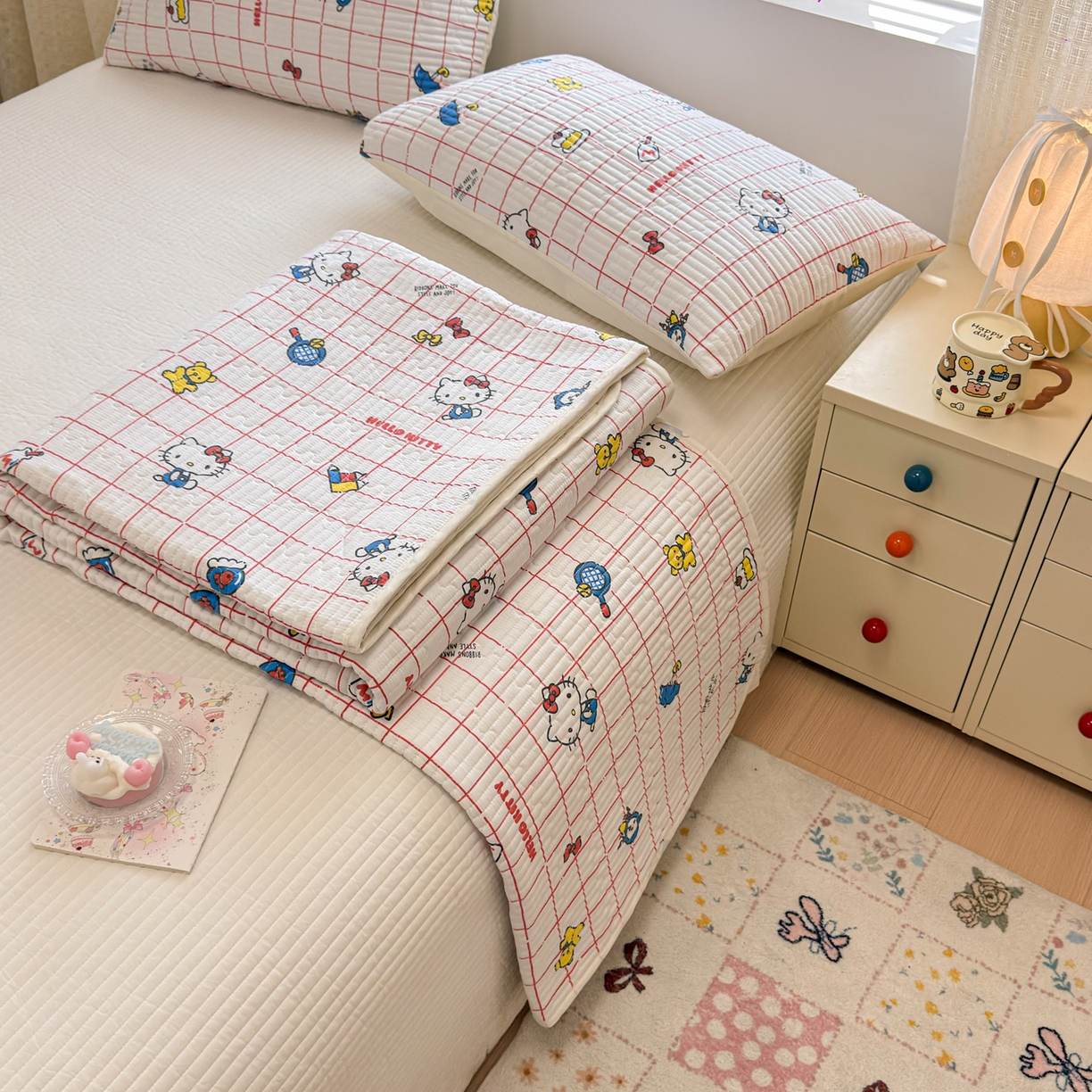 91家纺网 家纺一手货源 找家纺 妮可 2026新款Sanrio三丽鸥正版授权A类全棉夹棉多功能床垫-床盖 红格KT