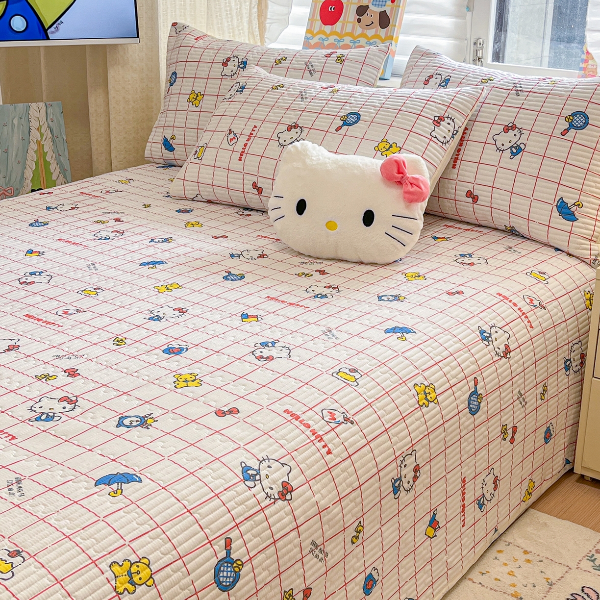 91家纺网 家纺一手货源 找家纺 妮可 2026新款Sanrio三丽鸥正版授权A类全棉夹棉多功能床垫-床盖 红格KT