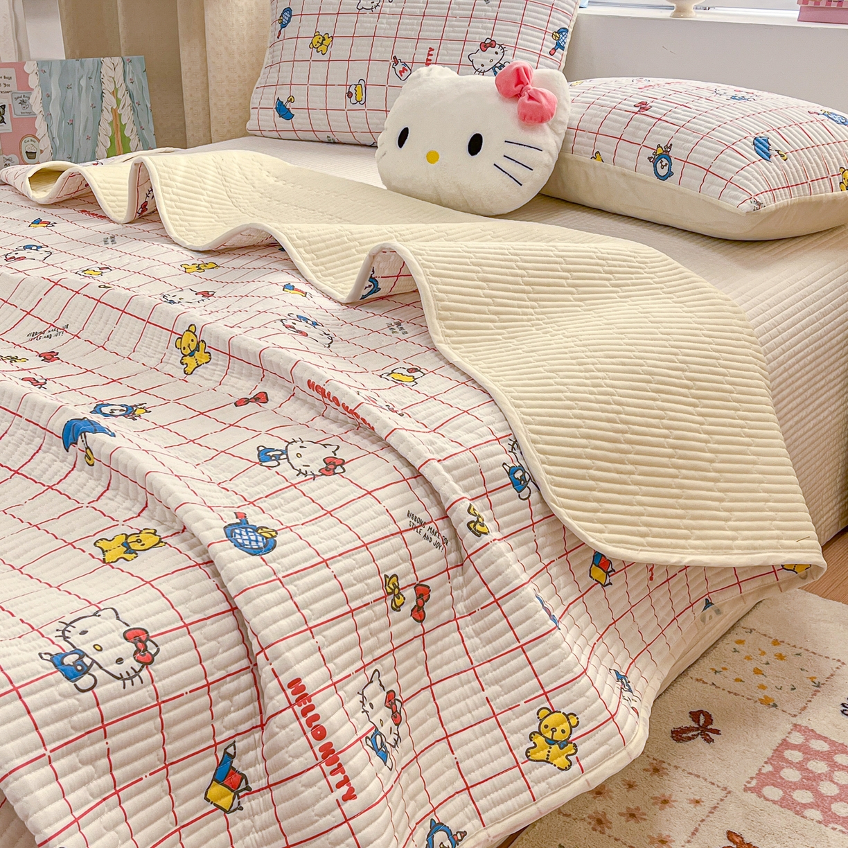 91家纺网 家纺一手货源 找家纺 妮可 2026新款Sanrio三丽鸥正版授权A类全棉夹棉多功能床垫-床盖 红格KT