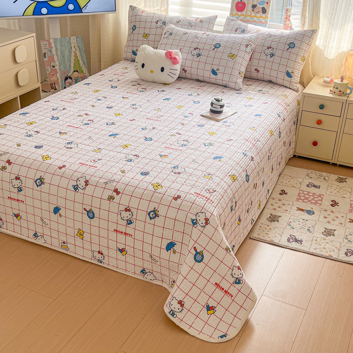 91家纺网 家纺一手货源 找家纺 妮可 2026新款Sanrio三丽鸥正版授权A类全棉夹棉多功能床垫-床盖 红格KT