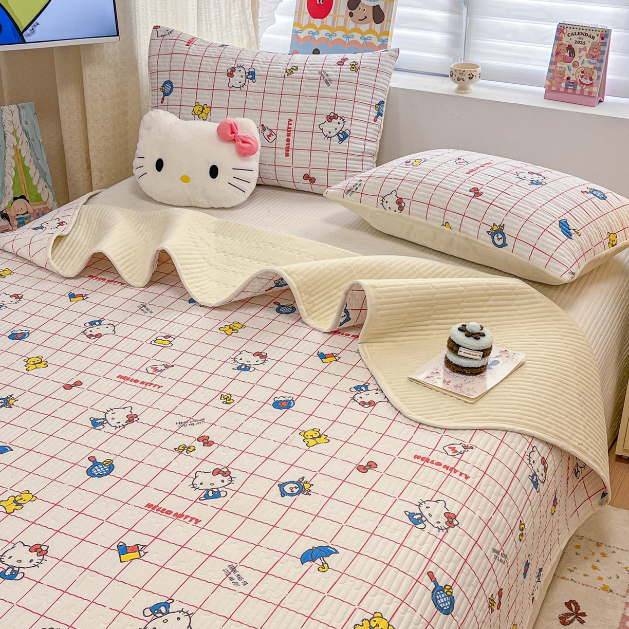 91家纺网 家纺一手货源 找家纺 妮可 2026新款Sanrio三丽鸥正版授权A类全棉夹棉多功能床垫-床盖 红格KT